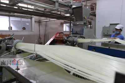 螺蛳粉热销带动米粉生产业发展 米粉厂“有底气”